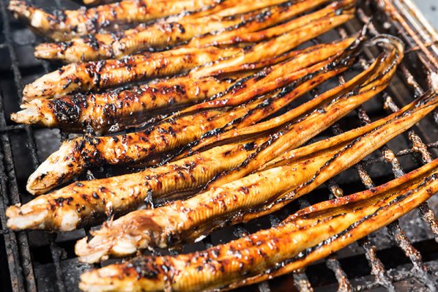 香ばしく焼き上がった「焼きあなご」