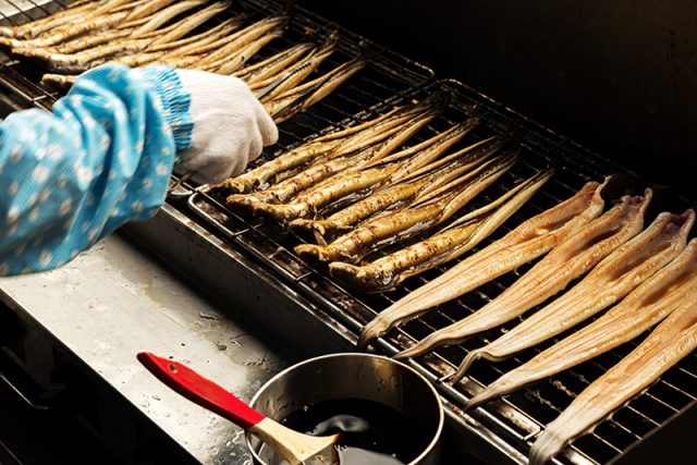 新鮮な穴子を捌いて焼きます。