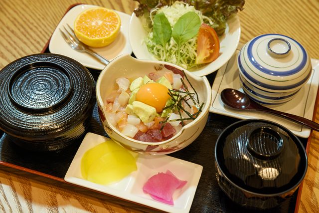 アボガド海鮮ユッケ定食 1,280円