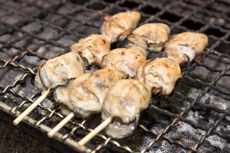 岡山県備前市日生町にある『泉富久（せんぷく）』。 日生にカキオコを食べに何度も来ていますがこちらは初めての訪問です。  カキオコ以外で気になったのが「カキフライ丼」です。 グッと我慢してカキオコにしました。牡蠣は大盛りにしてもらいました。日生のカキオコは 