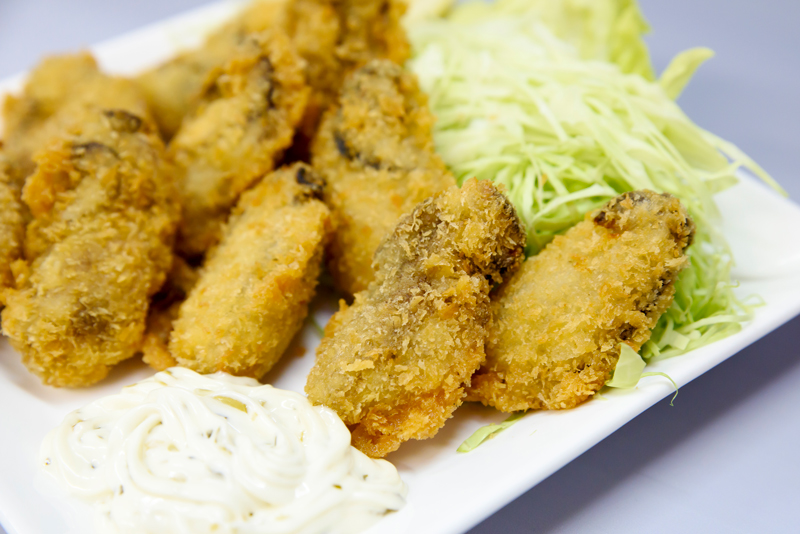 岡山県備前市日生町にある『泉富久（せんぷく）』。 日生にカキオコを食べに何度も来ていますがこちらは初めての訪問です。  カキオコ以外で気になったのが「カキフライ丼」です。 グッと我慢してカキオコにしました。牡蠣は大盛りにしてもらいました。日生のカキオコは 