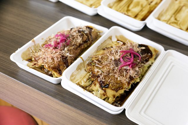 大きめの鉄板で一度に数枚焼くことが可能です。